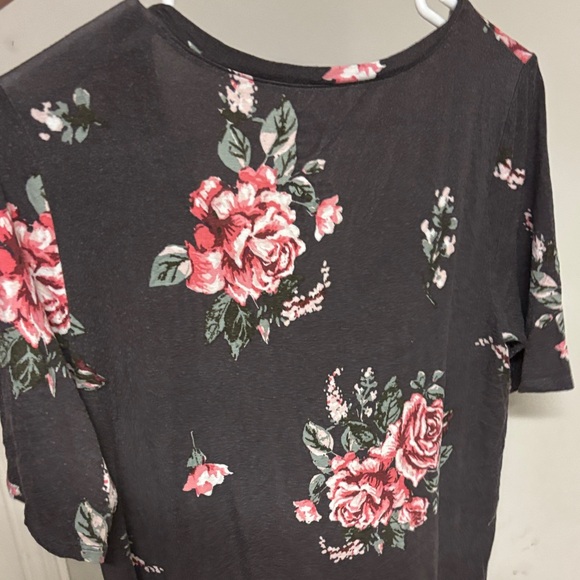 Elegant Floral Short Sleeve Top - Picture 6 of 7